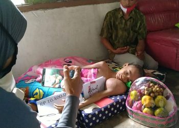 Peduli Dengan Kholis Bocah Penyandang Tumor Ganas, ABM Merangin Serahkan Santunan