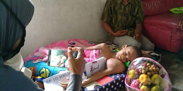 Peduli Dengan Kholis Bocah Penyandang Tumor Ganas, ABM Merangin Serahkan Santunan