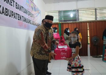 Bupati Safrial Serahkan Bantuan Spesifik Perempuan Dan Anak
