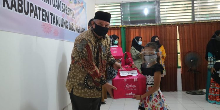 Bupati Safrial Serahkan Bantuan Spesifik Perempuan Dan Anak