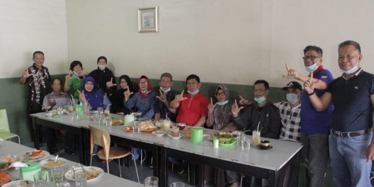 Kedekatan Cawagub Paslon 2 Syafril Nursal Saat Nostalgia Bersama Teman SMP Negeri 7