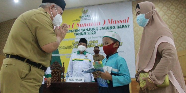 Gelar Khitanan Masal Dengan Protokol Kesehatan, Bupati Safrial Apresiasi BAZNAS