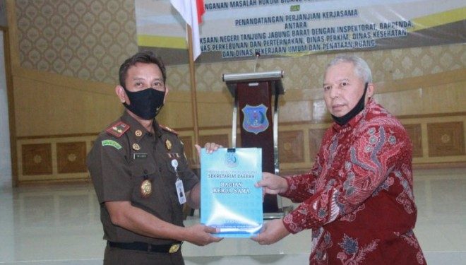 Bupati Safrial Bersama Kajari Tandatangani Nota Kesepahaman Bidang Hukum Perdata dan Tata Usaha Negara