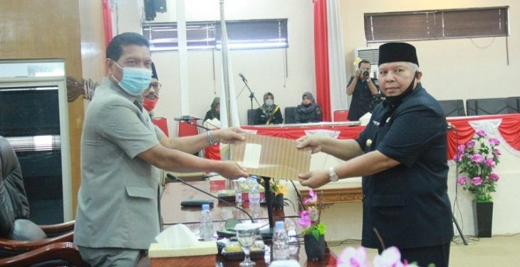Bupati Safrial Sampaikan Nota Pengantar Ranperda Penegakan Protokol Kesehatan