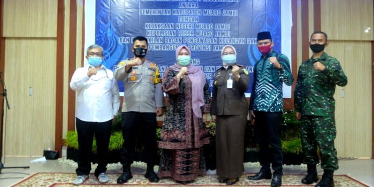 Bupati Muaro Jambi Teken Nota Kesepahaman Tentang Pendampingan Dana Pencegahan dan Penanggulangan Covid-19