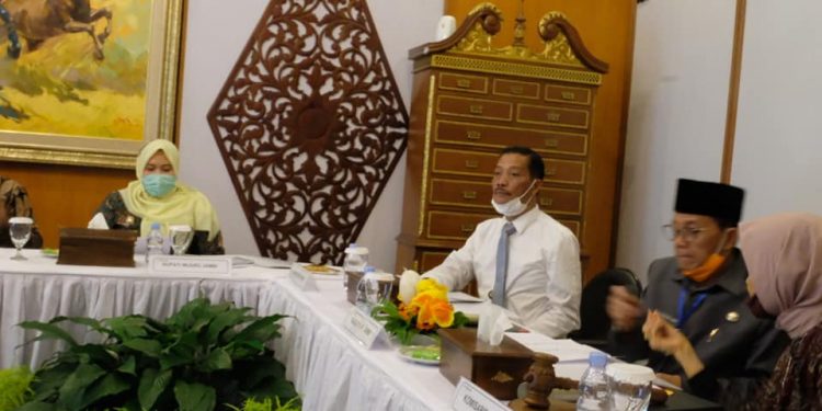 Bupati Masnah Ikuti Rapat Umum Saham Tahunan