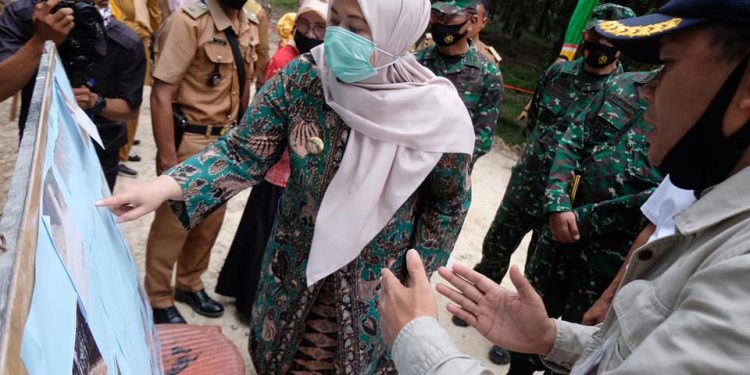 Bupati Muaro Jambi Resmikan Pembangunan Akses Jalan Desa Mulya Unit XII Bahar Utara