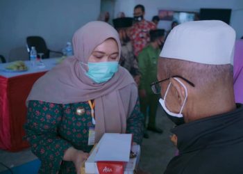 Bupati Masnah Bagikan Sembako, Untuk Janda dan Anak Yatim di Mendalo Laut