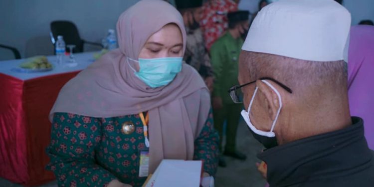 Bupati Masnah Bagikan Sembako, Untuk Janda dan Anak Yatim di Mendalo Laut