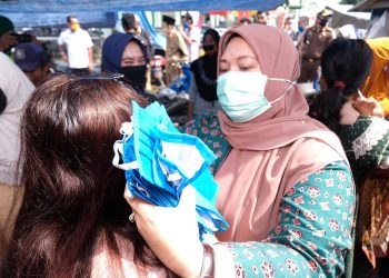 Gebrak Masker, Bupati Muaro Jambi Turun di Pasar Sengeti Siapkan 100 Ribu Masker