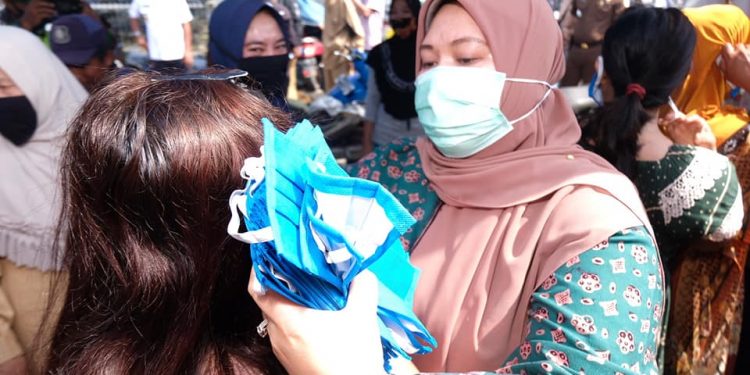 Gebrak Masker, Bupati Muaro Jambi Turun di Pasar Sengeti Siapkan 100 Ribu Masker