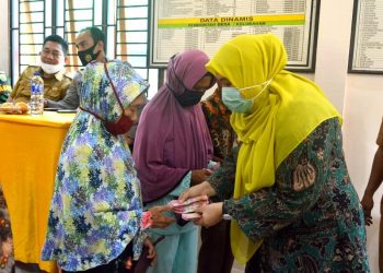 Bupati Masnah Busro Serahkan BLT di Sarang Burung