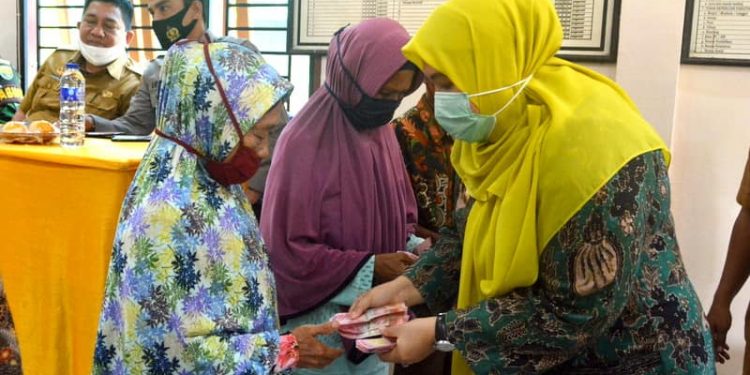 Bupati Masnah Busro Serahkan BLT di Sarang Burung