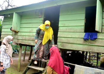 Masnah Busro Jenguk Warga Yang Sakit di Desa Sarang Burung