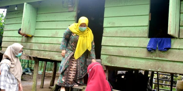 Masnah Busro Jenguk Warga Yang Sakit di Desa Sarang Burung