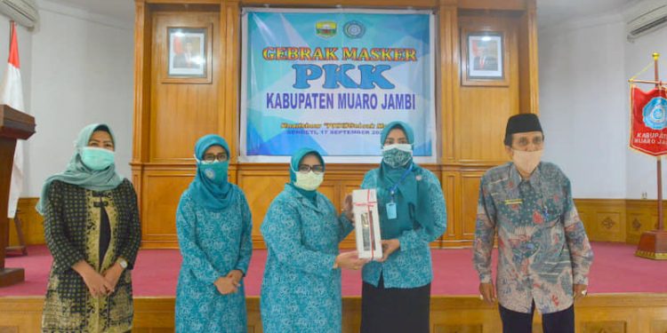 Ketua TP PKK Muaro Jambi Terima Bantuan Masker Dari Ketua TP PKK Provinsi Jambi