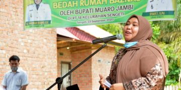 Masnah Busro Hadiri Peresmian Bedah Rumah Baznas Muaro Jambi
