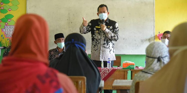 Wabup BBS Serahkan BLT Dana Desa di Jaluko