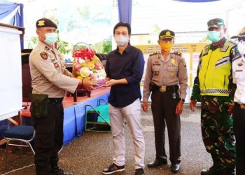 Tinjau Poskotis, Sekda Fadhil Serahkan Bantuan Madu dan Bingkisan Kepada Petugas Jaga
