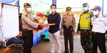 Tinjau Poskotis, Sekda Fadhil Serahkan Bantuan Madu dan Bingkisan Kepada Petugas Jaga