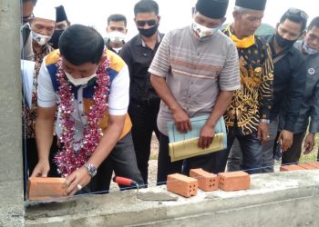 Cawagub Paslon 2 Syafril Nursal Letakkan Batu Pertama Pembangunan Mushalla Nurul Ikhsan