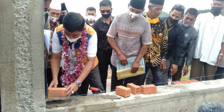 Cawagub Paslon 2 Syafril Nursal Letakkan Batu Pertama Pembangunan Mushalla Nurul Ikhsan