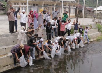 Cawagub Syafril Nursal Tebar Bibit Ikan Semah Bersama Warga