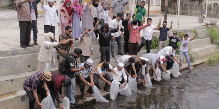 Cawagub Syafril Nursal Tebar Bibit Ikan Semah Bersama Warga