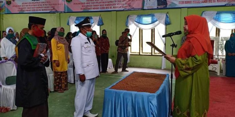 Bupati Masnah Lantik Kades Manis Mato, Kecamatan Taman Rajo