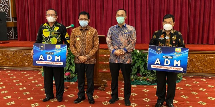 Mewakili Mendagri, Dirjen Dukcapil Serahkan Dua Mesin ADM Dukcapil Kepada Pemerintah Provinsi Jambi
