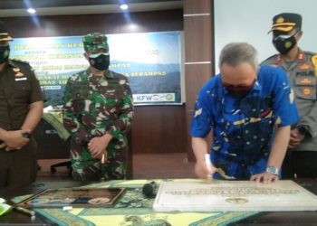 Bupati Merangin  Menyaksikan Penandatanganan Perjanjian Kerjasama BBTNKS Dengan MHA Margo Serampas