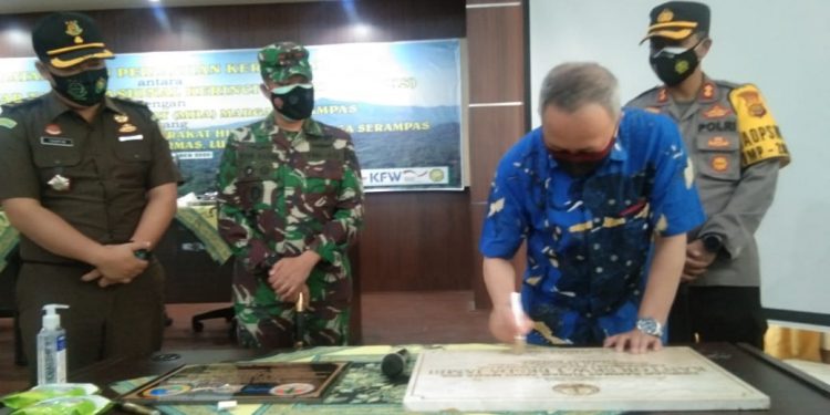 Bupati Merangin  Menyaksikan Penandatanganan Perjanjian Kerjasama BBTNKS Dengan MHA Margo Serampas