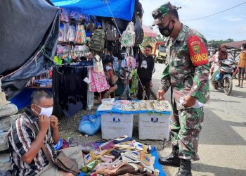 Ikut Cegah Penularan Covid-19, Babinsa Koramil 420-03/Pauh Bagikan Masker Ke Pedagang
