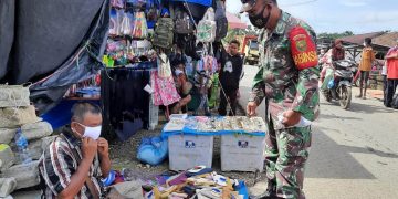 Ikut Cegah Penularan Covid-19, Babinsa Koramil 420-03/Pauh Bagikan Masker Ke Pedagang