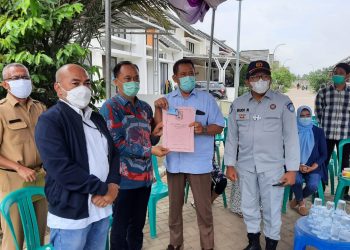 Dukcapil Serahkan Akta Kematian Okky Bisma Korban Sriwijaya Air SJ 182 Kepada Keluarga