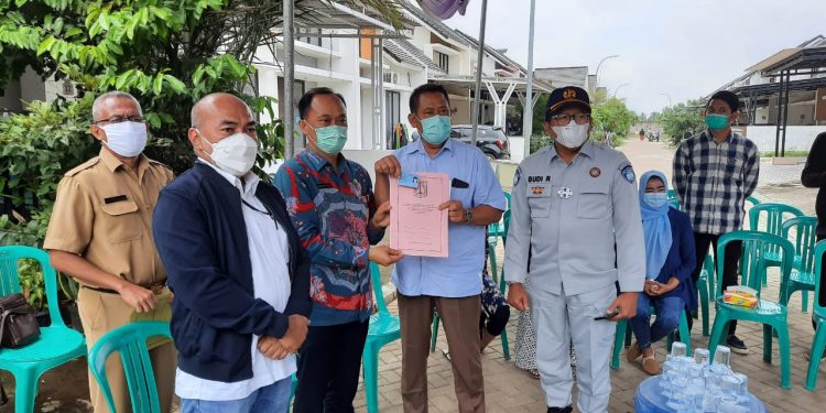 Dukcapil Serahkan Akta Kematian Okky Bisma Korban Sriwijaya Air SJ 182 Kepada Keluarga