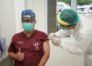 Wamenkes Bersama 25 Tenaga Kesehatan Di  RSCM Disuntik Vaksin Covid-19