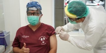 Wamenkes Bersama 25 Tenaga Kesehatan Di  RSCM Disuntik Vaksin Covid-19