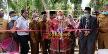 Bupati Masnah Serahkan sertifikat dan Resmikan Pasar Rakyat di Dua Desa
