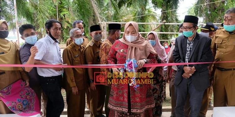 Bupati Masnah Serahkan sertifikat dan Resmikan Pasar Rakyat di Dua Desa