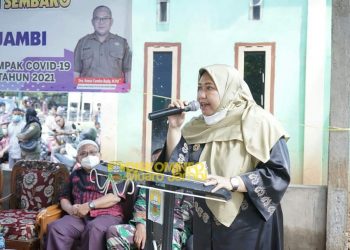 Bupati Masnah Serahkan Bantuan Sembako ke Masyarakat Terdampak Covid-19 di Desa Talang Duku