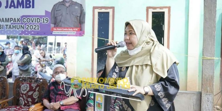 Bupati Masnah Serahkan Bantuan Sembako ke Masyarakat Terdampak Covid-19 di Desa Talang Duku