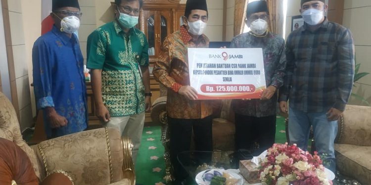 Wako AJB Serahkan Bantuan Pembangunan Pesantren Ummul Quro.