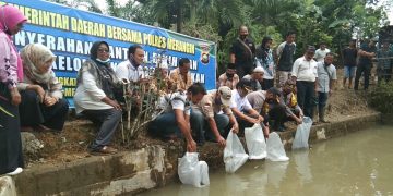 Kadis Perikanan Merangin Serahkan Bantuan Benih Ikan Ke Kelompok Budidaya Ikan “Senandung Harapan” Di Desa Muara Jernih