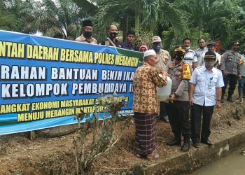 Kapolres Merangin Serahkan Bantuan Benih Ikan Ke Kelompok Budidaya Ikan “Senandung Harapan” Di Desa Muara Jernih