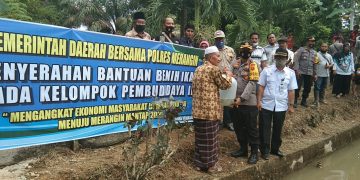 Kapolres Merangin Serahkan Bantuan Benih Ikan Ke Kelompok Budidaya Ikan “Senandung Harapan” Di Desa Muara Jernih
