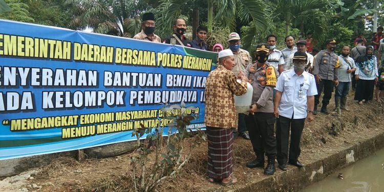 Kapolres Merangin Serahkan Bantuan Benih Ikan Ke Kelompok Budidaya Ikan “Senandung Harapan” Di Desa Muara Jernih
