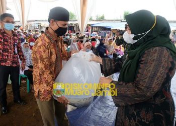 Bupati Masnah Serahkan Bantuan Bibit Ikan dan Masker di Desa Suko Awin Jaya, Sekernan