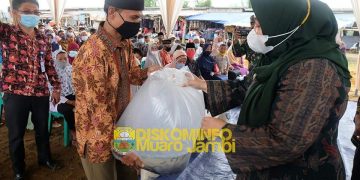 Bupati Masnah Serahkan Bantuan Bibit Ikan dan Masker di Desa Suko Awin Jaya, Sekernan