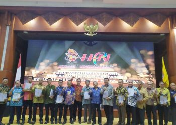 PWI Pusat Anugerahi PCNO Kepada 9 Wartawan Dan Pena Mas Kepada Gubernur Kalsel 